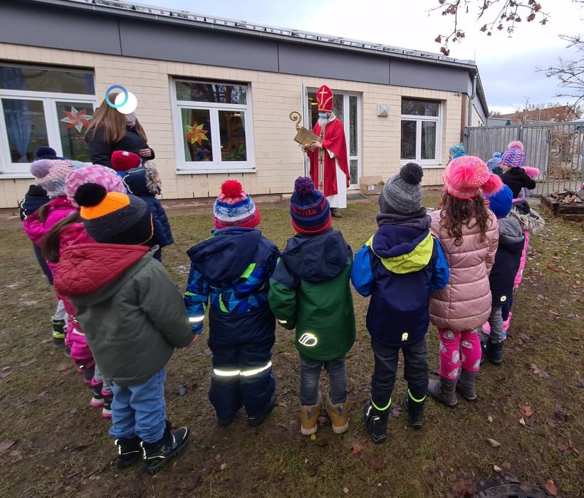 Der Nikolaus besucht die Kinder im Garten