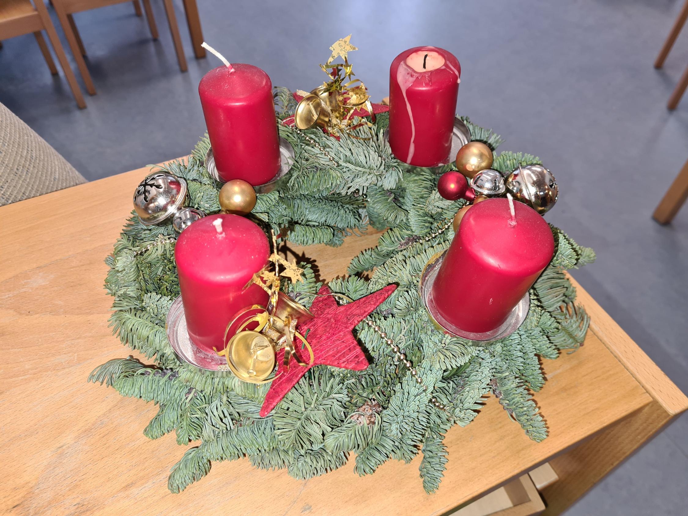 Adventskranz Pinguingruppe