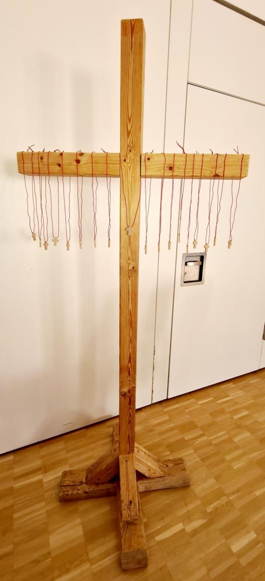 Holzkreuze am Kreuz