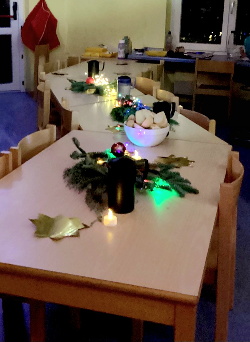 Weihnachtlich gedeckter Tisch